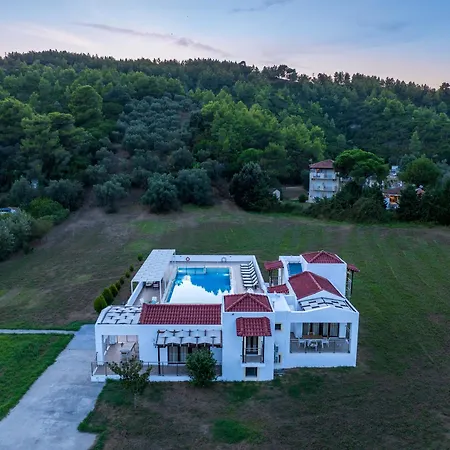 Parissis Eden Skiathos, A Mediterranean Hideaway *